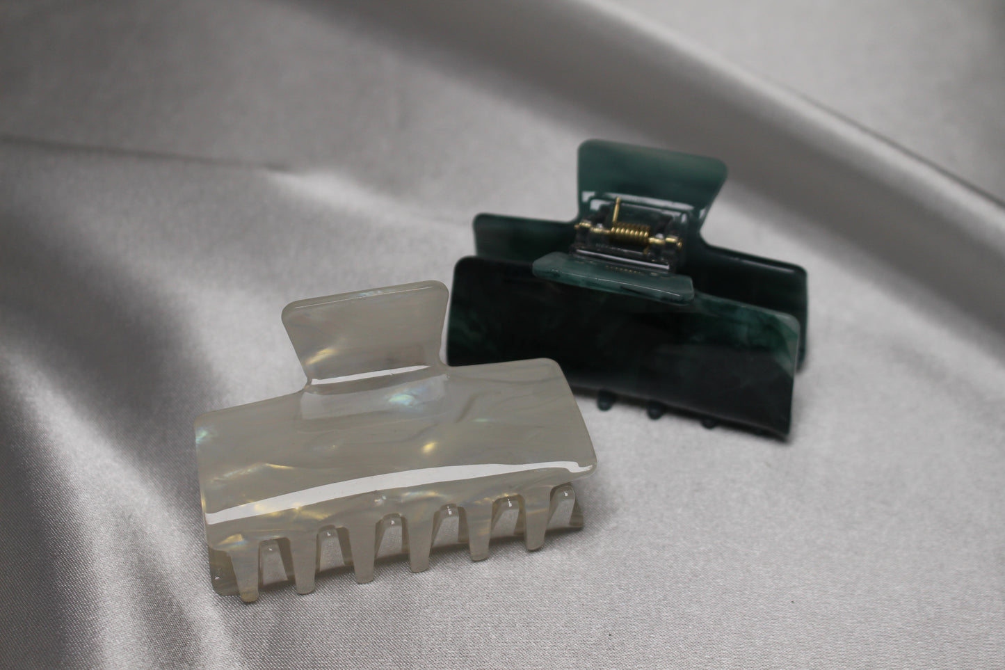 Seleny Resin Jade Green and White Claw Clip Set